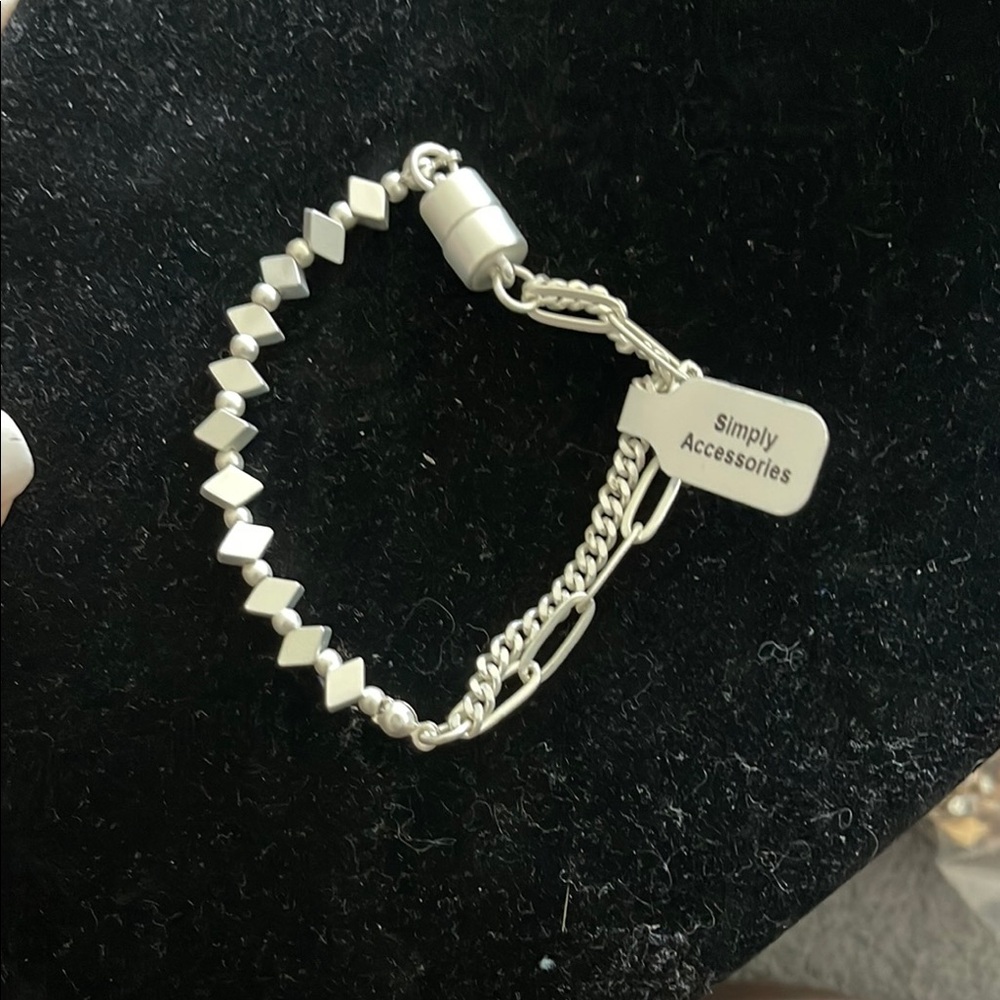 New Silver toned magnet closure bracelet